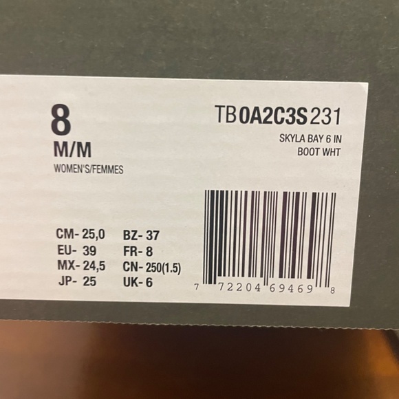 Timberland Skylar Boot/Sneaker. Grey. Size 8. - Picture 2 of 6